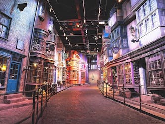 De Londres: Warner Bros. Studio tour Londres – Bilhete de entrada para The Making of Harry Potter e traslado de trem com escolta